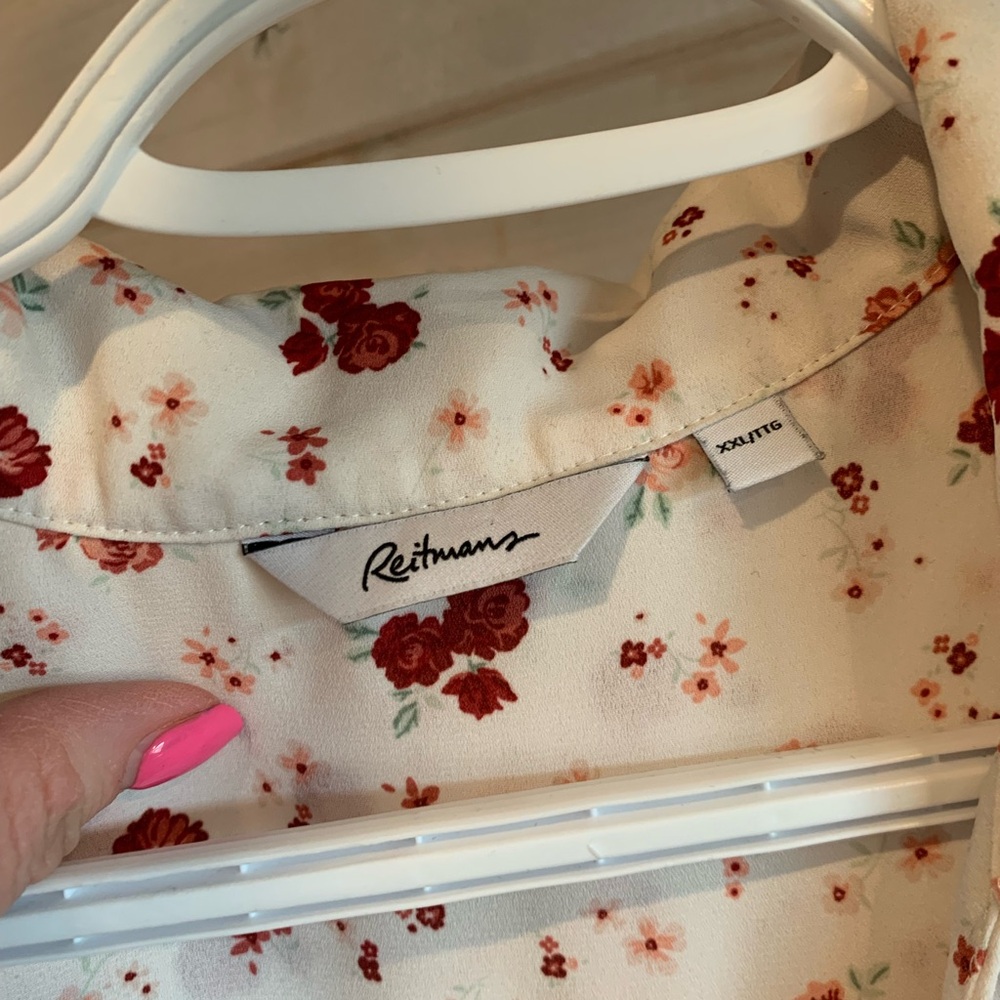 Reitmans | White Blouse w Red Floral Design - Picture 4 of 7